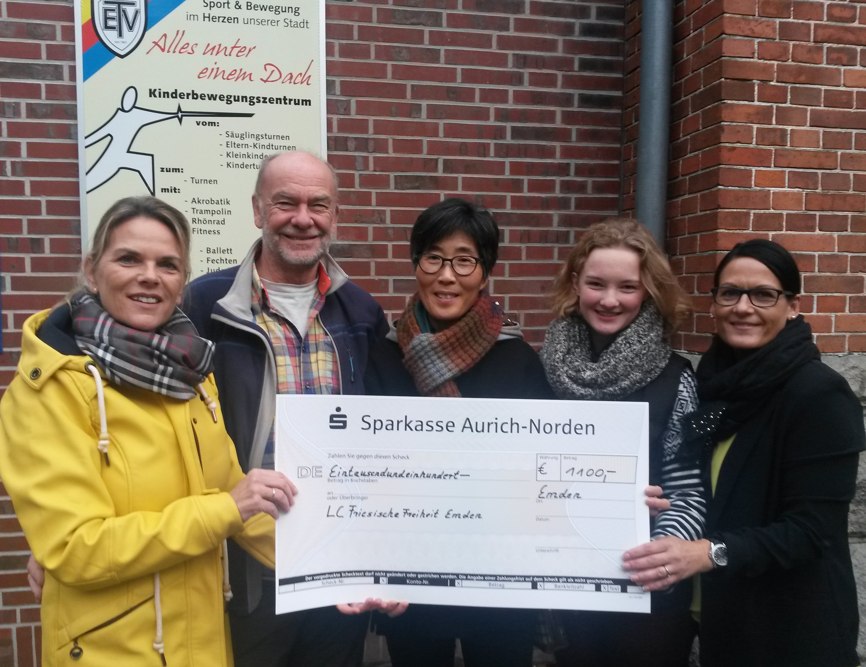 Das Bild zeigt (von links), Lions-Präsidentin Carola Wollschläger, Rainer Spiewack, Eun-Heui Chae, Merle Broadhurst (alle YOUgend integrate) und Daniela Bachmann, Vorsitzende des Fördervereins des Lions Clubs Emden Friesische Freiheit.